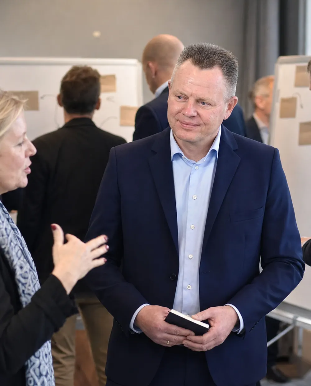 Claus Dahlmann Larsen i samtale med deltagere under en faciliteret session